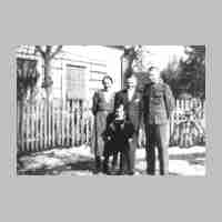 020-0037 Fritz Tengler wird am 28.03.1942 konfirmiert. Auf dem Bild mit Mutter Margarete, Bruder Bruno und der kleinen Schwester Elfriede..jpg